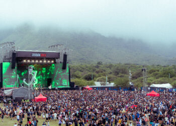 Postales de una multitud que convirtió al Cosquín Rock 2026 en ritual colectivo.