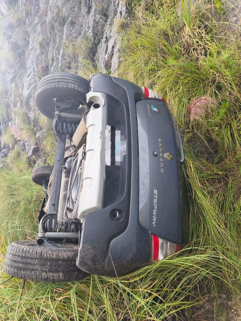 Despiste y vuelco en la ruta de las Altas Cumbres Despiste y vuelco en la ruta de las Altas Cumbres