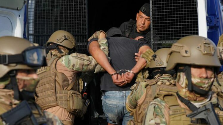 Allanamientos en Yapeyú y Villa Capullo derivaron en la detención del acusado de balear por encargo a una joven.