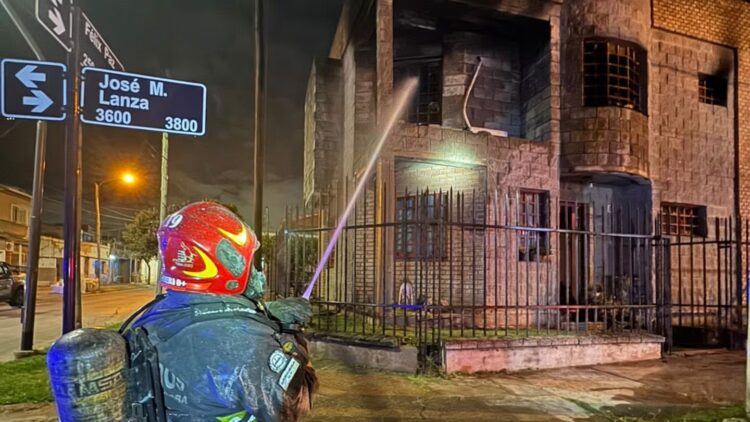 Detuvieron a un joven tras un robo seguido de incendio Los bomberos lograron contener las llamas en el domicilio robado, pero las pérdidas materiales fueron severas.