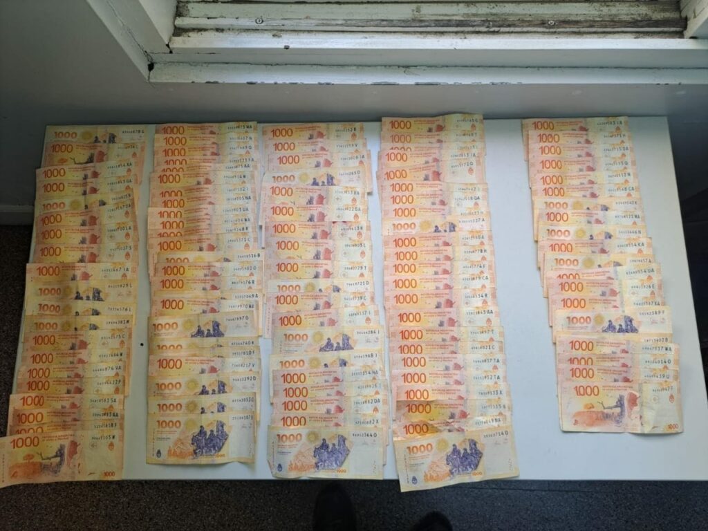 El dinero presuntamente sustraído fue recuperado por los efectivos tras la detención de los sospechosos.