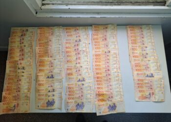 El dinero presuntamente sustraído fue recuperado por los efectivos tras la detención de los sospechosos.