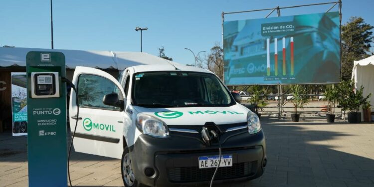 "La movilidad eléctrica es una realidad absoluta" La provincia cuenta con 30 puntos de carga y planea sumar más.