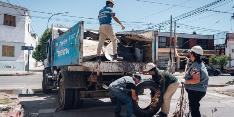 El operativo de ordenamiento ambiental refuerza la prevención contra el dengue Camiones municipales recorren distintos barrios de Córdoba para retirar objetos en desuso y eliminar posibles criaderos del mosquito Aedes aegypti, en el marco del operativo de ordenamiento ambiental.