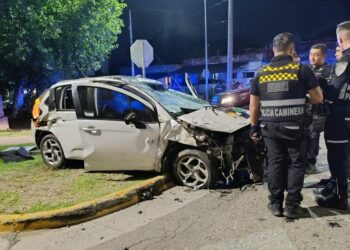 El auto terminó contra un muro tras una persecución de cuatro kilómetros.