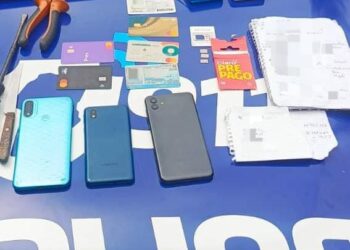 En el vehículo se hallaron celulares, dispositivos de cobro, tarjetas y un cuaderno con información sensible de distintas personas.