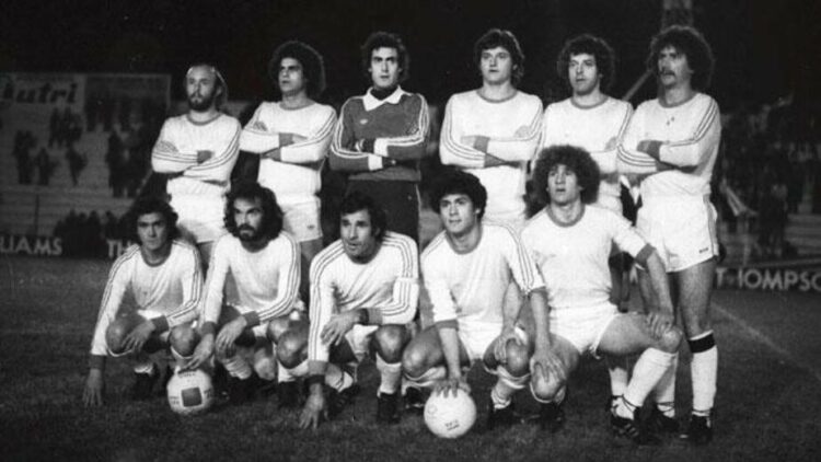 De izquierda a derecha, Rodríguez es el quinto de los parados.