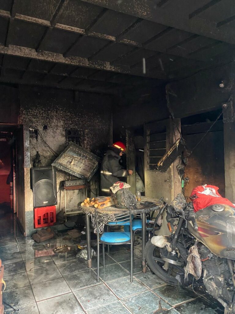 Grave incendio en Sol Naciente: un hombre de 78 años fue derivado con el 70% del cuerpo quemado.