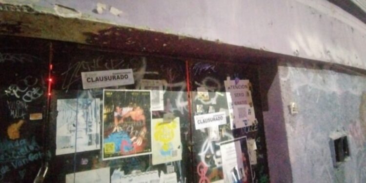 El Municipio dispuso el desalojo, la clausura del sector y el secuestro de bebidas y equipos de sonido.