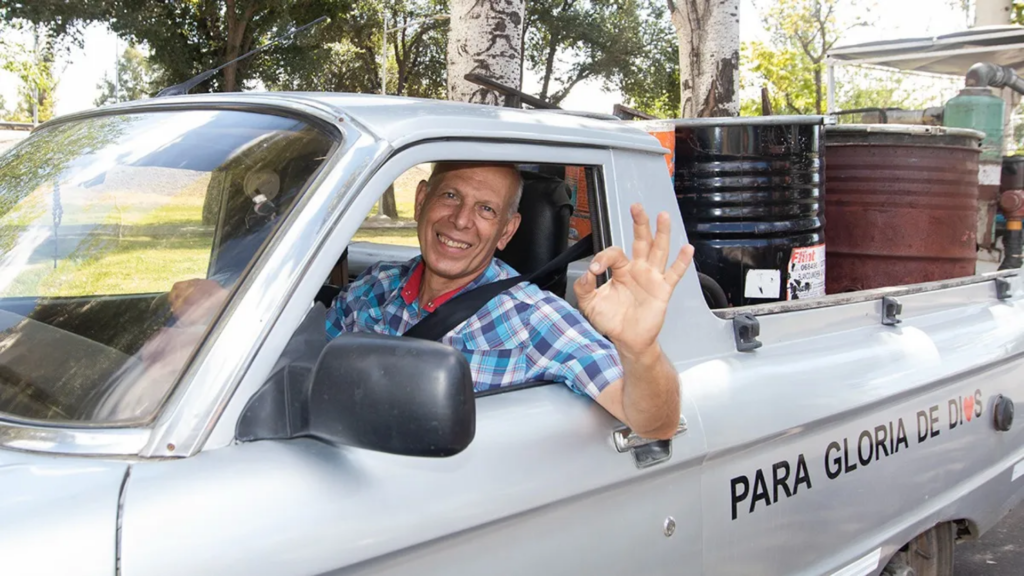 Edmundo Ramos viaja a Brasil en un auto que funciona con residuos orgánicos.