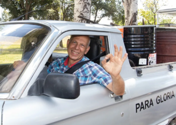 Edmundo Ramos viaja a Brasil en un auto que funciona con residuos orgánicos.