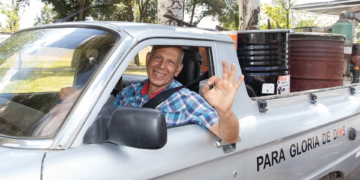 Edmundo Ramos viaja a Brasil en un auto que funciona con residuos orgánicos.