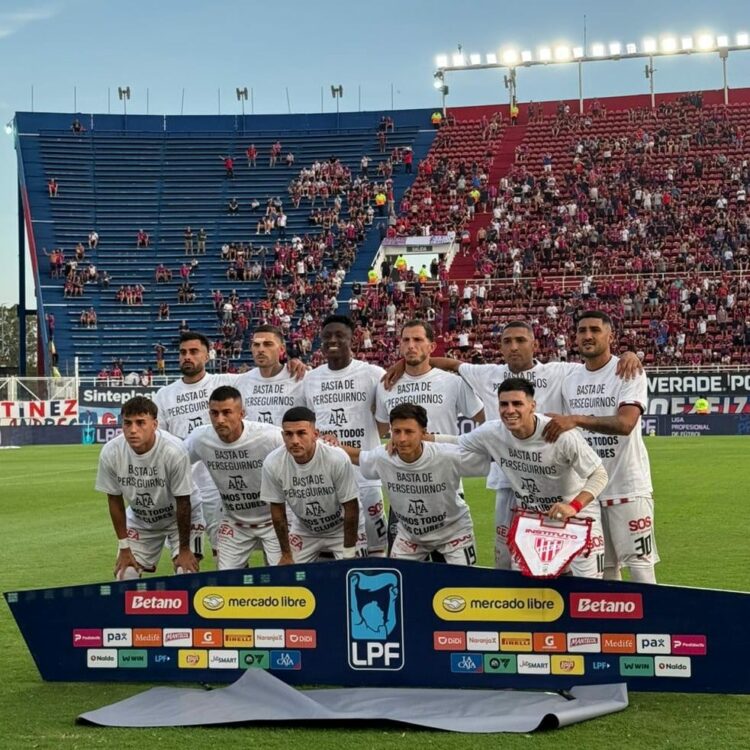Los jugadores de ambos equipos salieron con una remera en apoyo a AFA.