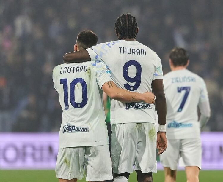 Lautaro Martínez junto a Marcus Thuram.