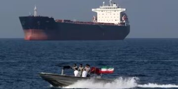Irán despliega un misil avanzado y captura dos buques petroleros