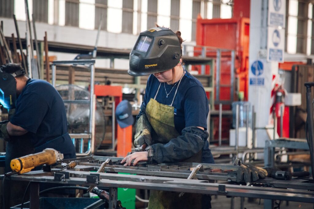 La Escuela Municipal de Economía Circular fabricó mobiliario para escuelas Economia circular