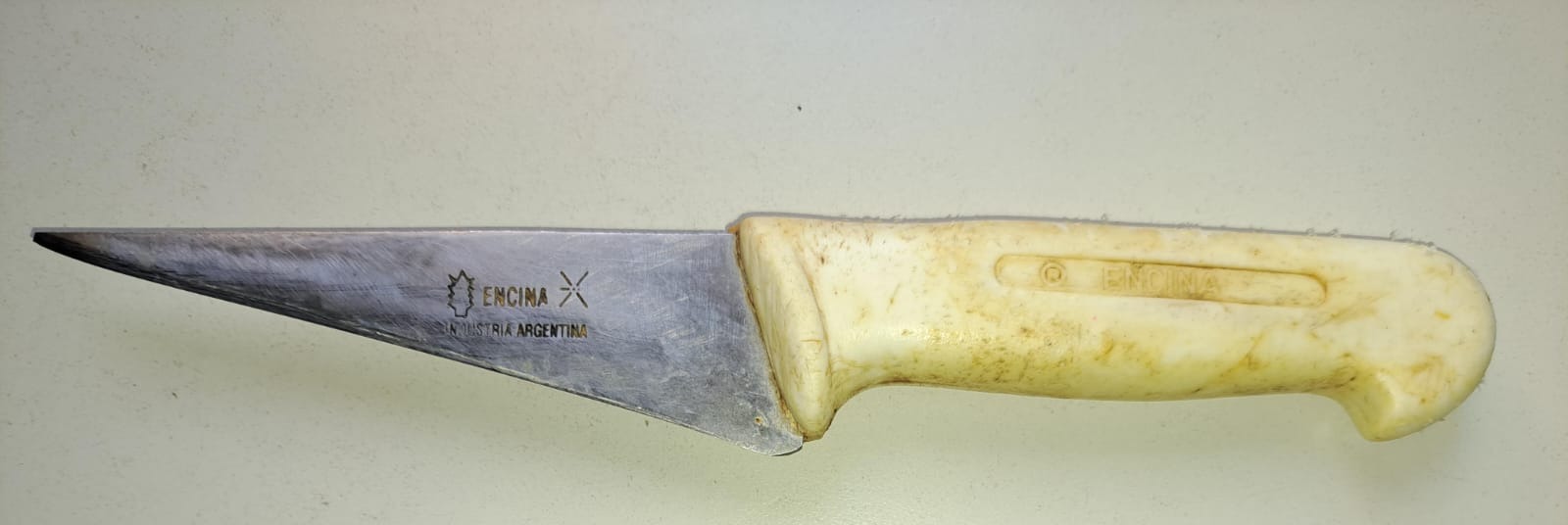 Intentaron sobornar a la Policía tras cometer un robo con un arma blanca y quedaron detenidos La cuchilla que habría sido utilizada para amenazar a la víctima fue secuestrada durante el procedimiento policial.