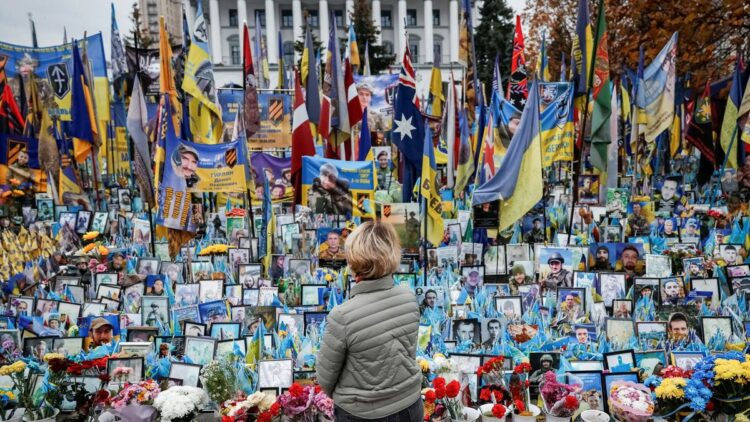 La guerra en Ucrania cumple cuatro años y suma más de 2 millones de muertos Detrás de la muerte, las especulaciones de los líderes de uno y otro bando, que casi nunca hablan de paz.
