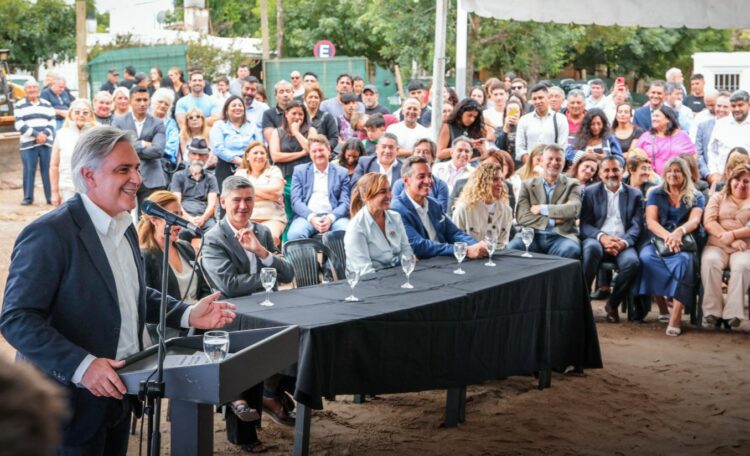 El gobernador Llaryora encabezó el inicio de las obras.