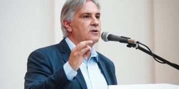 Llaryora y el juego de no definirse Llaryora