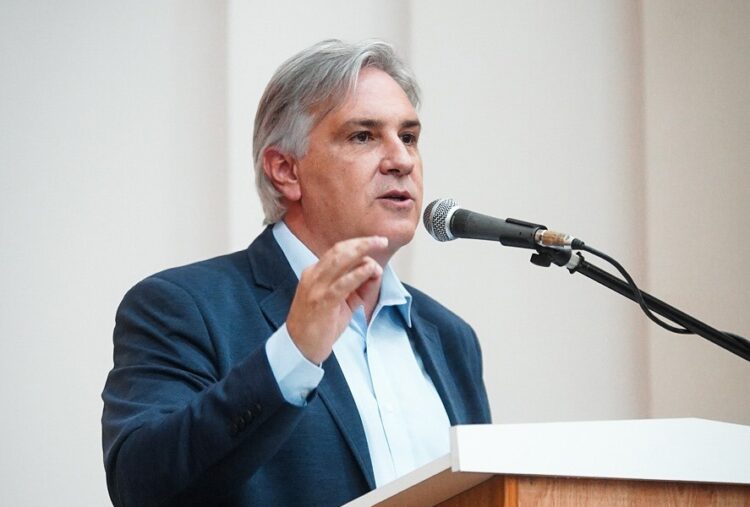 Llaryora y el juego de no definirse Llaryora