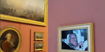 Activistas intervinieron el Louvre con la imagen de la detención del expríncipe Andrés Activistas intervinieron el Louvre con la imagen de la detención del expríncipe Andrés