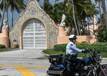 Mataron a un hombre armado que intentó ingresar a la residencia de Trump