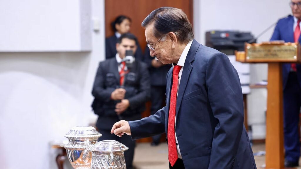 Perú asumió José María Balcázar como presidente interino