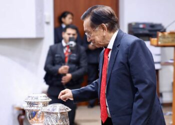 Perú asumió José María Balcázar como presidente interino