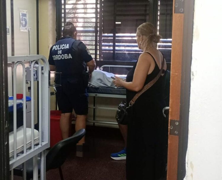 El pequeño fue trasladado en un móvil policial hacia el Hospital Infantil.