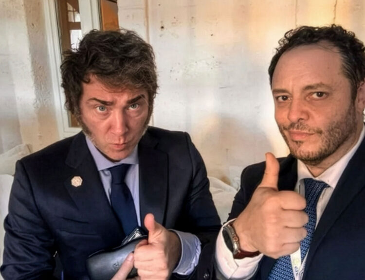 Javier Milei y Demián Reidel, quien quedó bajo sospecha de presunta corrupción debido a que saldó deudas personales por 825 millones de pesos en apenas 18 días.