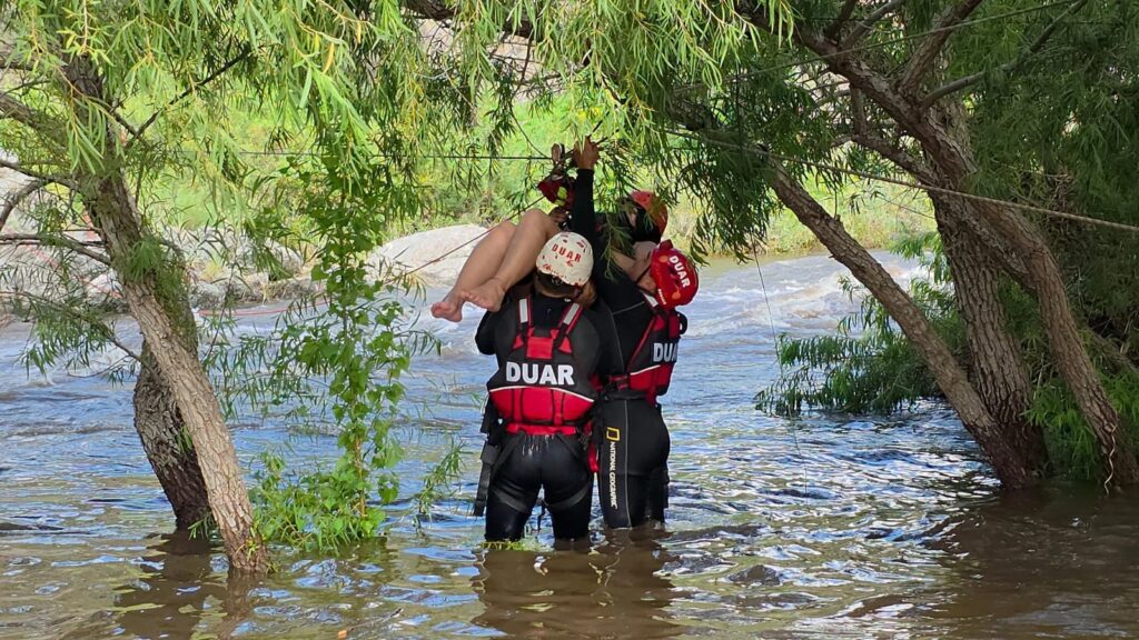 Rescatan a dos familias aisladas por una creciente en Villa de Soto villa de soto