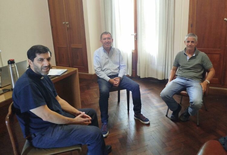 Concretan un proyecto alternativo para regularizar a los "naranjitas" El legislador Rossi concurrió al Arzobispado para ultimar los detalles de la iniciativa con el padre Munir Bracco.