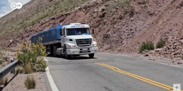 El estado de las rutas argentinas es tema en los medios internacionales Captura del informe publicado por DW sobre el mal estado de las rutas argentinas.