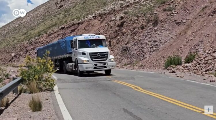 El estado de las rutas argentinas es tema en los medios internacionales Captura del informe publicado por DW sobre el mal estado de las rutas argentinas.