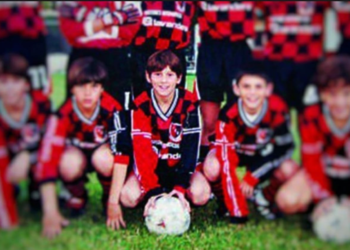 Sale a subasta la camiseta más antigua de Messi: cuánto podría valer