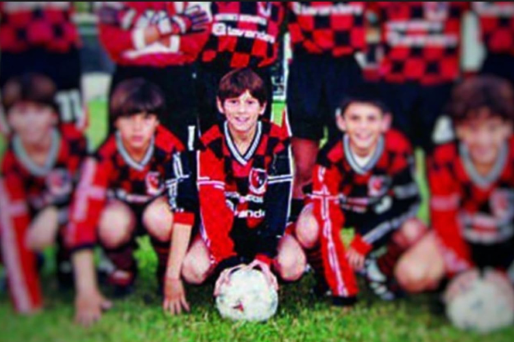 Sale a subasta la camiseta más antigua de Messi: cuánto podría valer