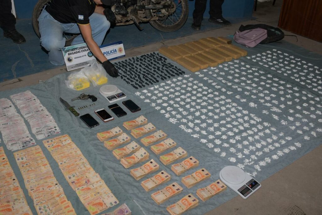Se incautaron ladrillos de marihuana, cocaína fraccionada y más de 3.500 dosis listas para la venta.