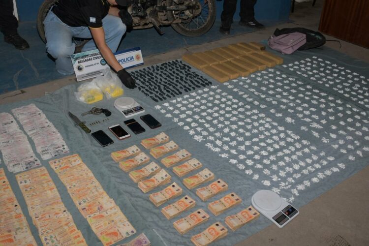 Se incautaron ladrillos de marihuana, cocaína fraccionada y más de 3.500 dosis listas para la venta.