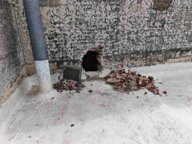 El boquete realizado por los ladrones. (Foto de AG Noticias).