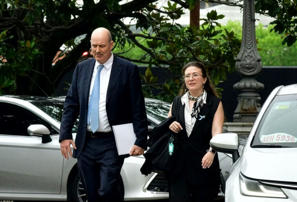 Cancillería adjudicó un contrato por $114.044.133 a la asociación que dirige la esposa de Sturzenegger Federico Sturzenegger, Ministro de Desregulación y Transformación del Estado de la Nación Argentina, quedó en el medio de la polémica.