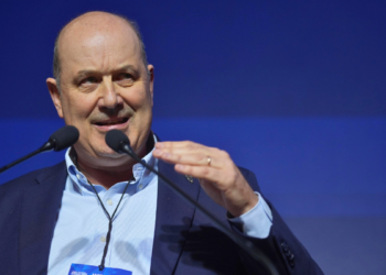 Denuncian a Sturzenegger y piden investigar un contrato de 114 millones de pesos