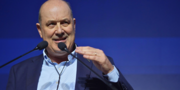 Denuncian a Sturzenegger y piden investigar un contrato de 114 millones de pesos Denuncian a Sturzenegger y piden investigar un contrato de 114 millones de pesos