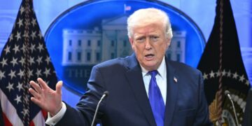 Trump anunció aranceles globales del 15% tras revés judicial