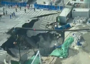 Un impactante socavón se tragó una calle en Shanghái durante obras subterráneas