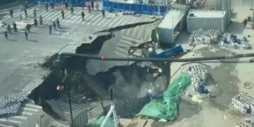 Un impactante socavón se tragó una calle en Shanghái durante obras subterráneas