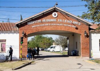 Un joven recibió un piedrazo mientras conducía y está grave