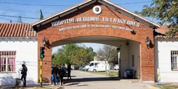 Un joven recibió un piedrazo mientras conducía y está grave