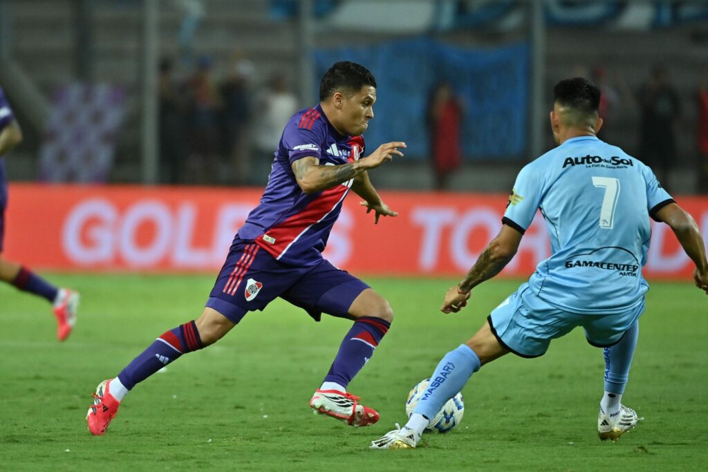 Un penal sobre el final salvó a River del papelón