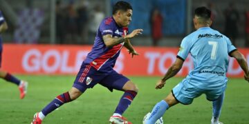 Un penal sobre el final salvó a River del papelón